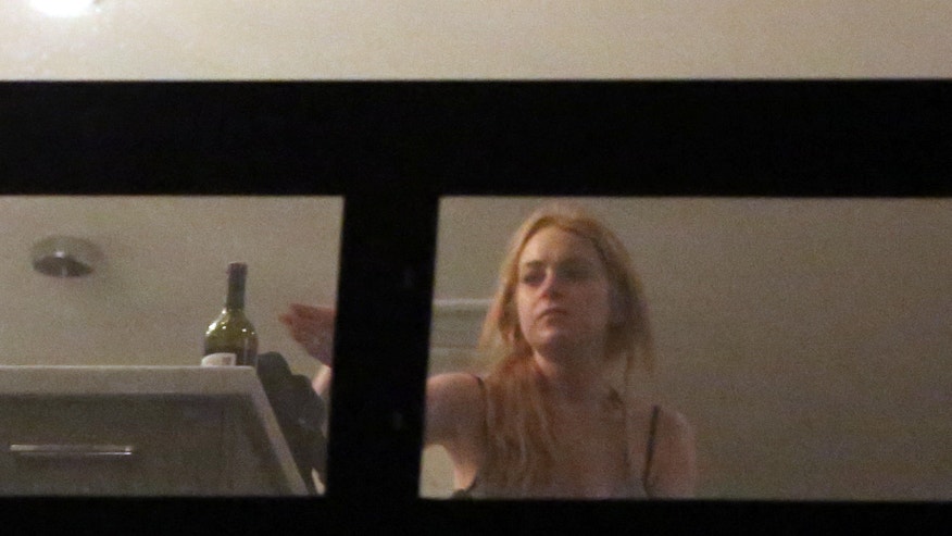 Lindsay lohan wine bottle x17.jpg